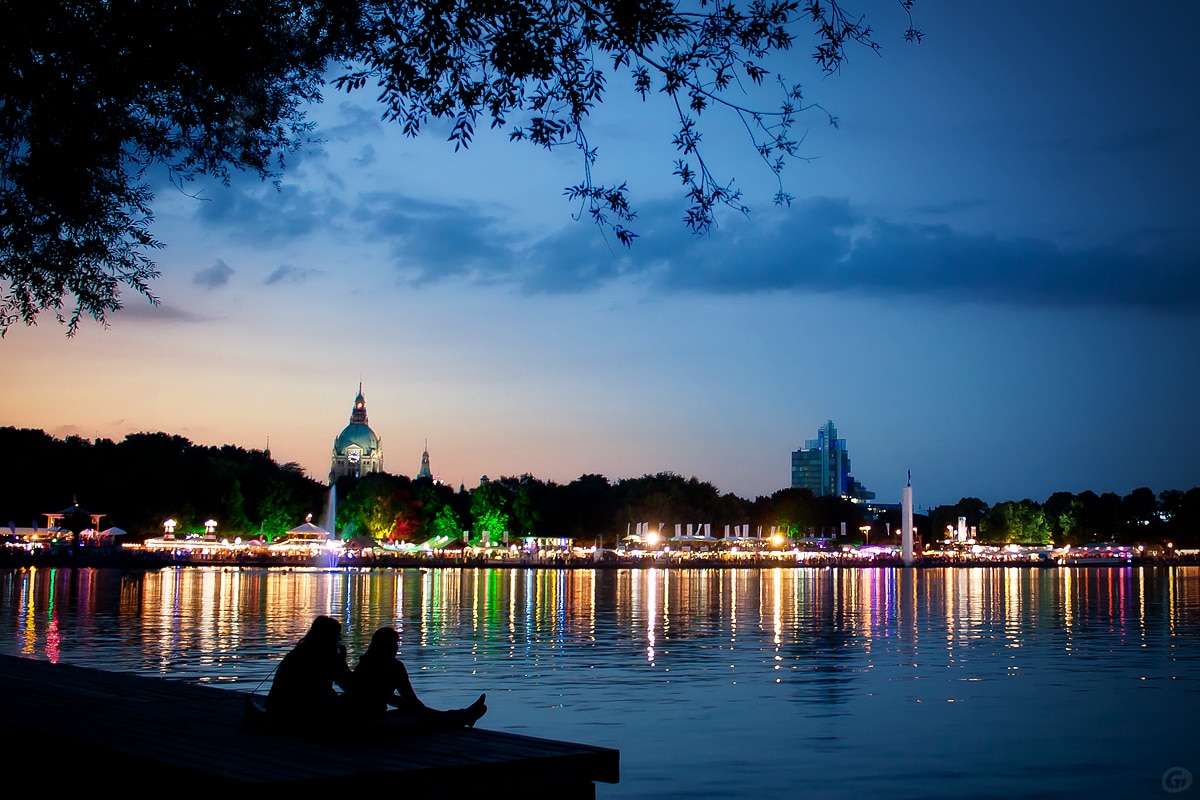 Das Maschseefest in Hannover am Abend in der blauen Stunde und die Lichter spiegeln sich im Wasser des Maschsees wider