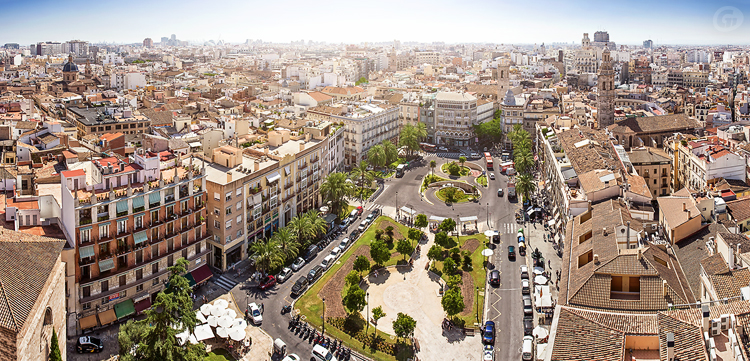 Blick von der Kathedrale auf Valencia mit seinen Sehenswürdigkeiten im Sommer