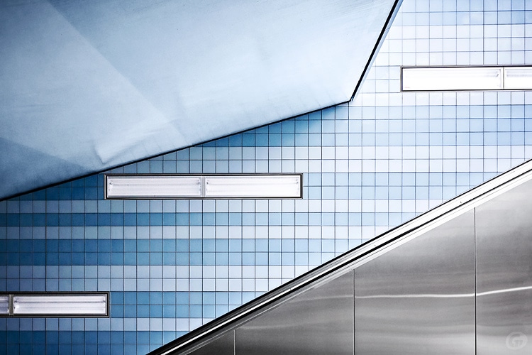 Überseequartier Hamburg U-Bahn-Station mit moderner Architektur und Unterwasser-Optik – Architekturfotograf Hannover