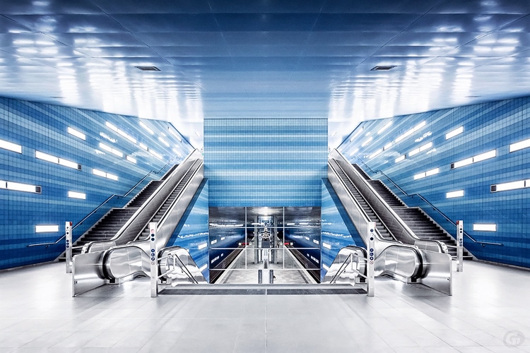 Überseequartier Hamburg U-Bahn-Station mit moderner Architektur und Unterwasser-Optik – Architekturfotografie Hamburg
