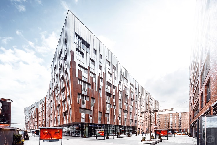 Überseequartier Hamburg Umgebung mit moderner Architektur in der HafenCity – Architekturfotografie Hamburg