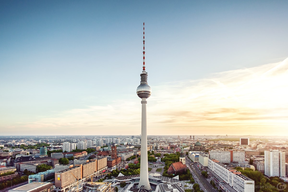 Der Fernsehturm Berlin am Alexanderplatz mit Blick über die ganze Stadt zum Sonnenuntergang.