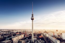 Berliner Fernsehturm am Alexanderplatz als beliebte Sehenswürdigkeit in der Hauptstadt