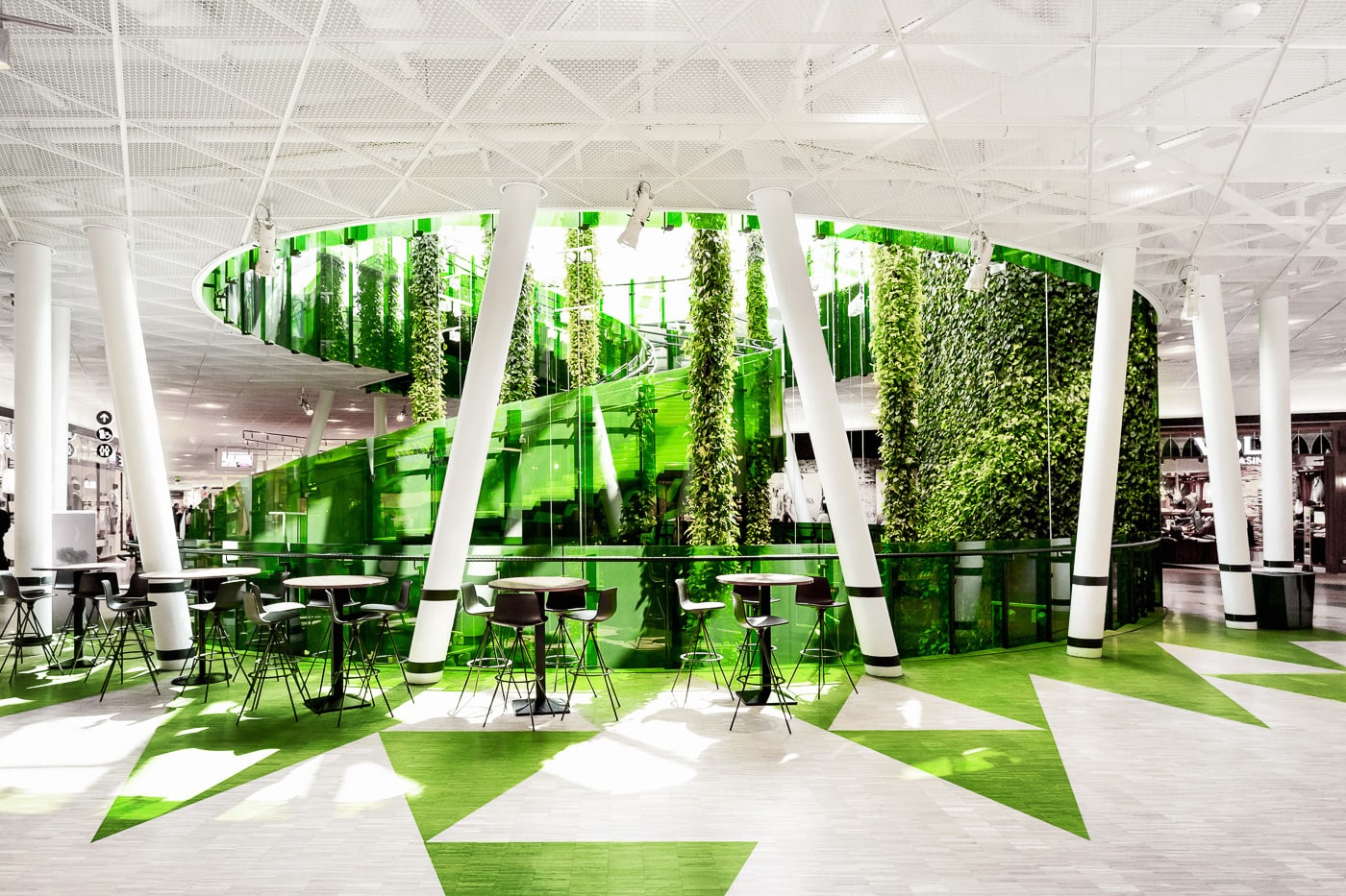 Moderne Architektur mit Pflanzen: Grünes Treppenhaus der Emporia Shopping Mall in Malmö von Wingårdh arkitektkontor