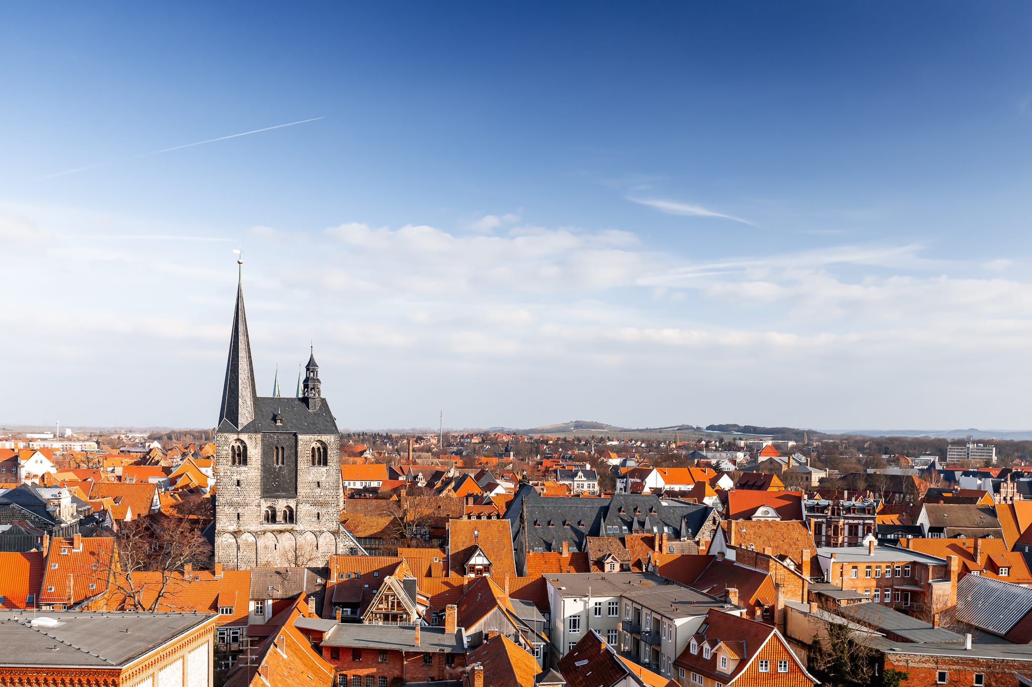 Quedlinburg im Harz von oben mit Blick auf die Stadt und Marktkirche