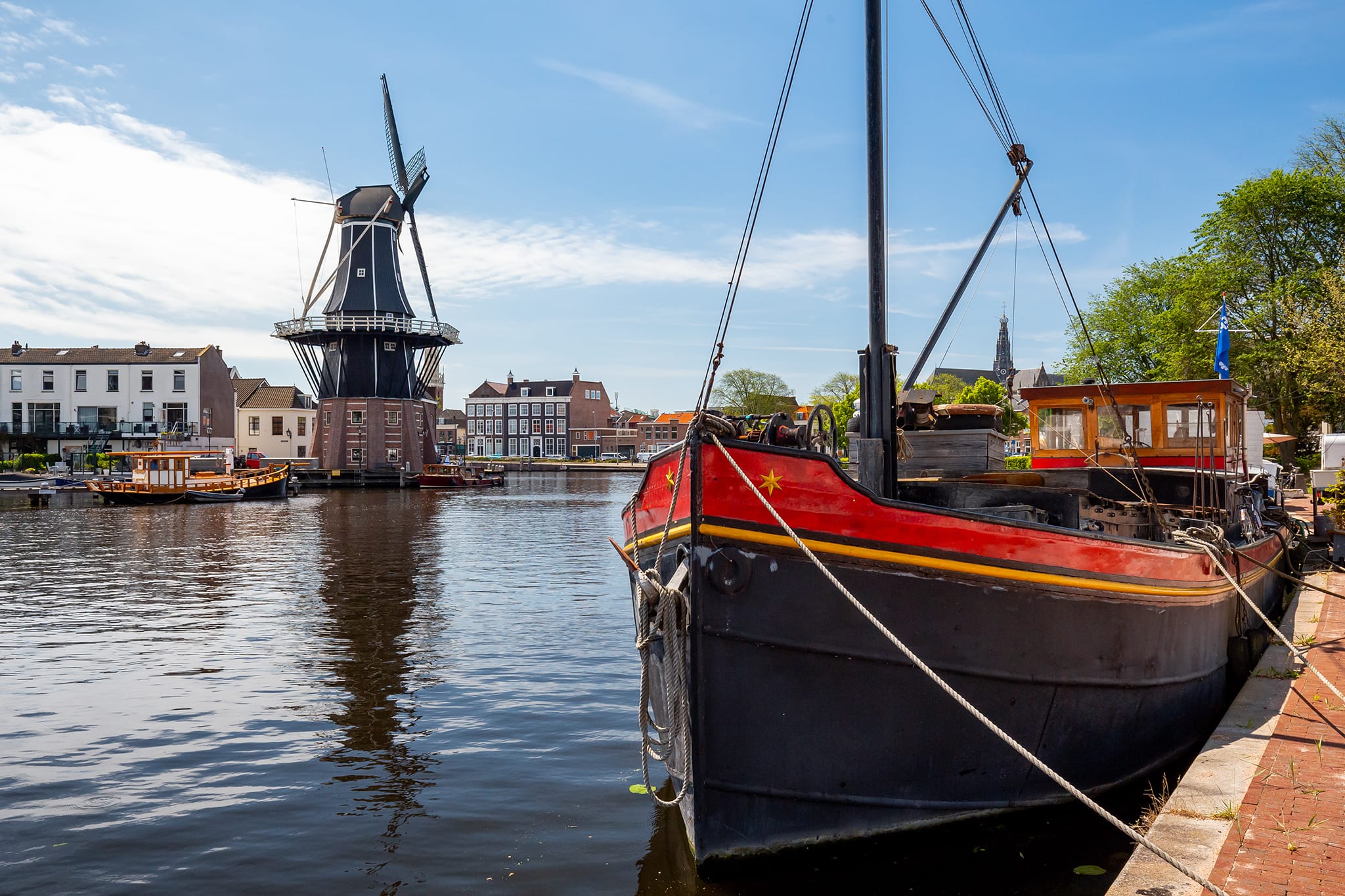 Windmühle De Adriaan am Fluss Spaarne in Haarlem, Niederlande, Europa