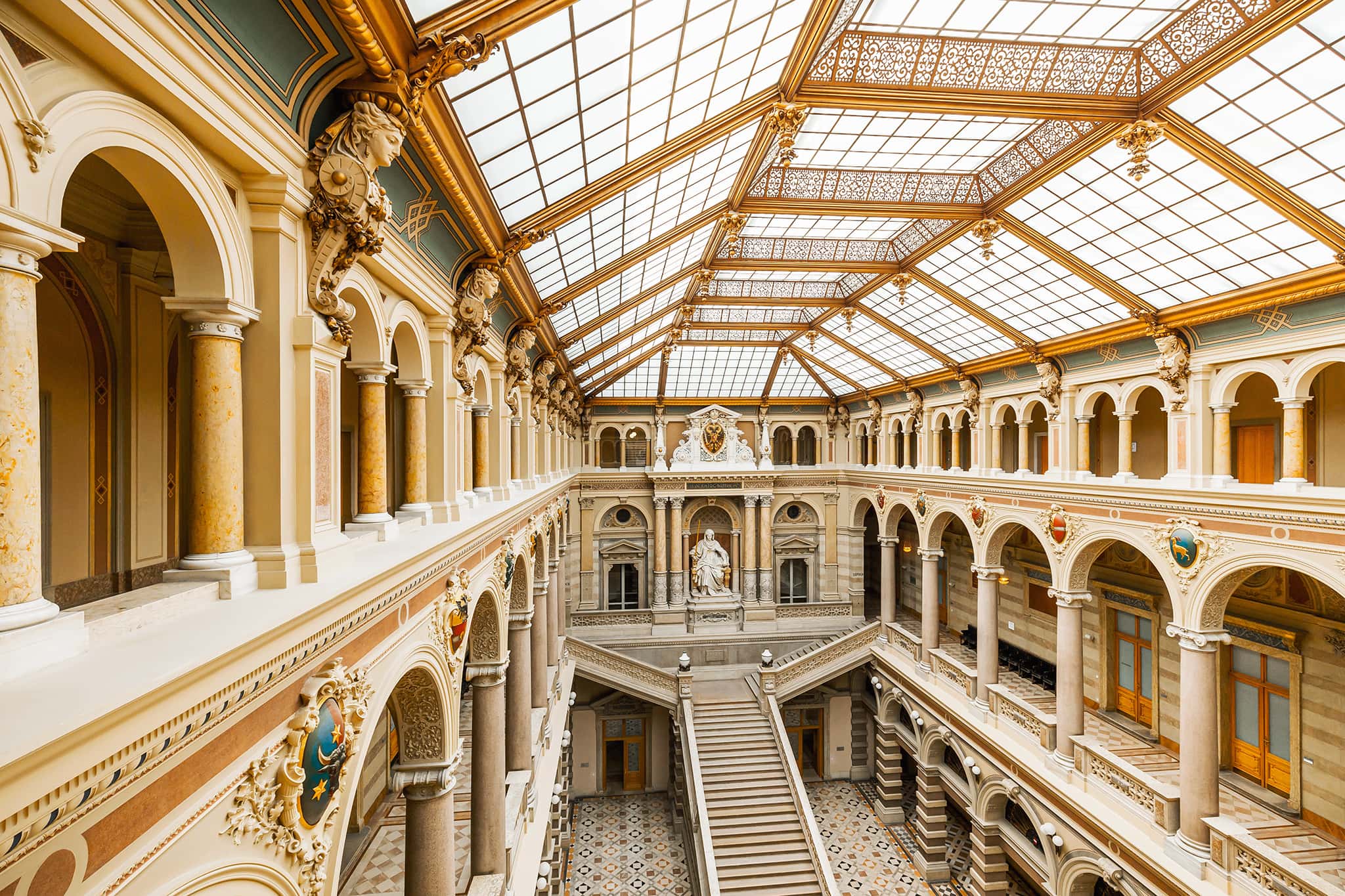 Justizpalast Wien in Österreich – Das Gebäude wurde von 1875 bis 1881 im Stil der Neorenaissance erbaut.