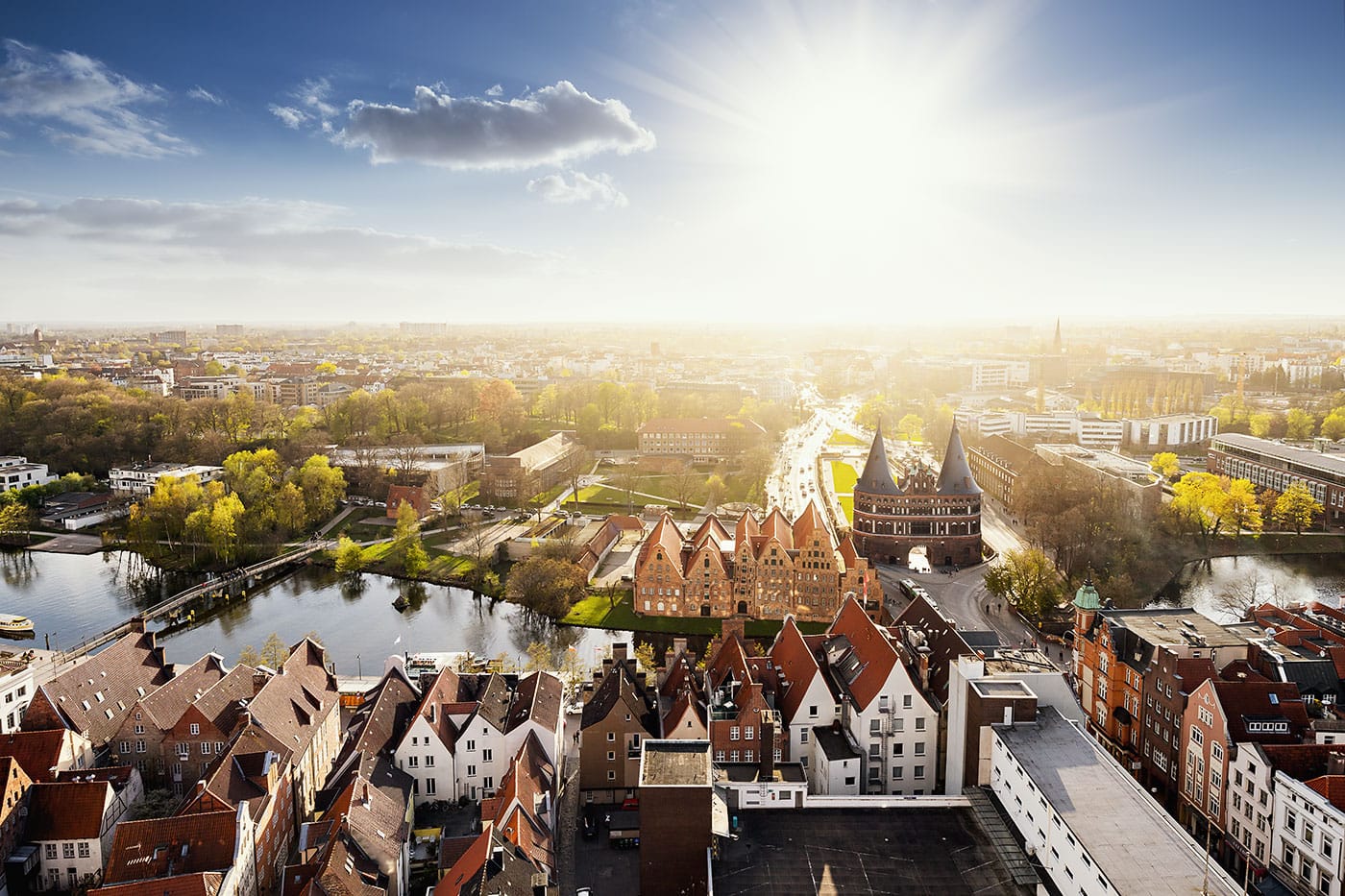 Lübeck mit der Sehenswürdigkeit Holstentor von oben zum Sonnenuntergang