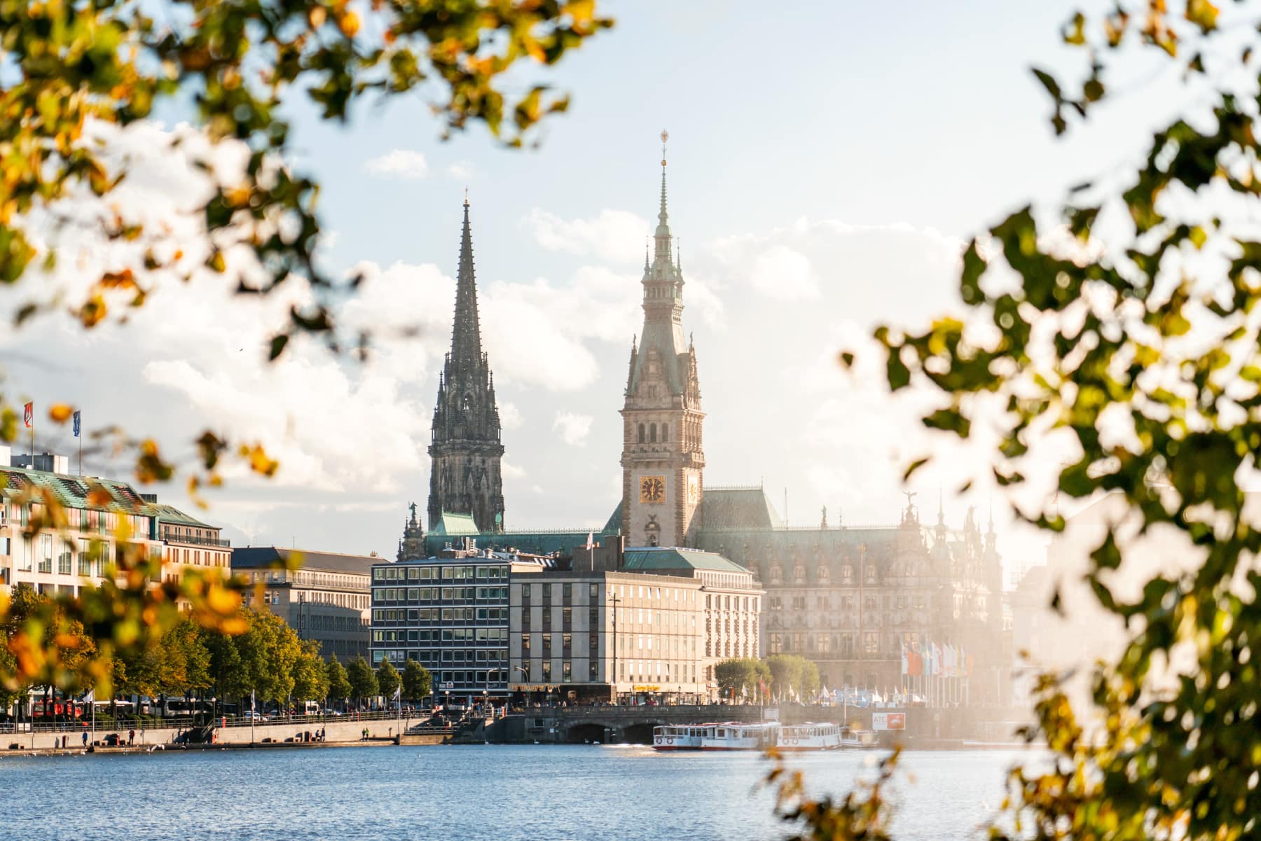 Sommer in Hamburg: Blick über die Binnenalster zum Rathaus und auf die Nikolaikirche